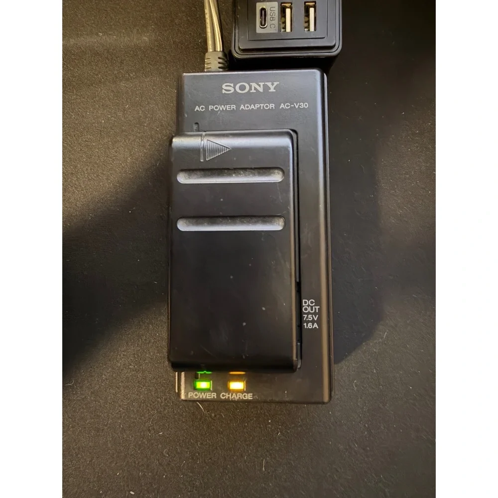 Sony CCD-TR5 Video8 Handycam Camcorder Bundle Powers On w/ Charger Batteries Cas